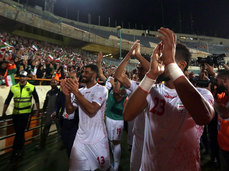 Các cầu thủ đội tuyển Iran tới cám ơn các nữ cổ động viên