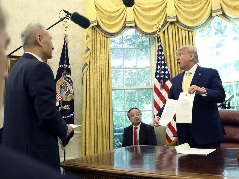 Ông Trump cho các phóng viên thấy bức thư của ông Tập Cận Bình Ông Trump cho các phóng viên thấy bức thư của ông Tập Cận Bình