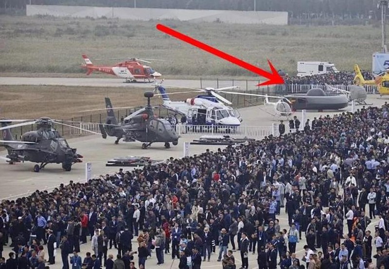 Chiếc Siêu cá Mập trắng thu hút rất đông khách tham quan Chiếc Siêu cá Mập trắng thu hút rất đông khách tham quan