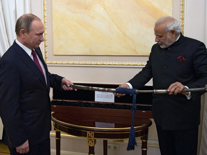 Ngày 23 tháng 12 năm 2015, Thủ tướng Ấn Độ Narendra Modi và Tổng thống Nga Vladimir Putin đã gặp nhau tại Moscow và trao đổi quà tặng. Ông Modi đã nhận được một món quà đặc biệt từ Putin: một thanh kiếm, bao kiếm với một sợi dây màu xanh. Ngày 23 tháng 12 năm 2015, Thủ tướng Ấn Độ Narendra Modi và Tổng thống Nga Vladimir Putin đã gặp nhau tại Moscow và trao đổi quà tặng. Ông Modi đã nhận được một món quà đặc biệt từ Putin: một thanh kiếm, bao kiếm với một sợi dây màu xanh.