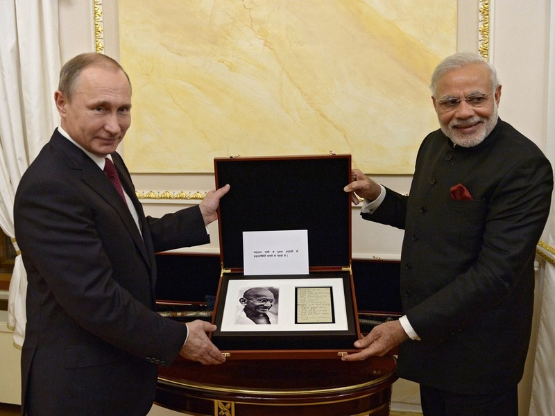 Cùng ngày 23 tháng 12 năm 2015, Thủ tướng Ấn Độ Narendra Modi đã tặng Tổng thống Nga Vladimir Putin bức chân dung “Thánh” Mahatma Gandhi – “Quốc phụ” của Ấn Độ. Cùng ngày 23 tháng 12 năm 2015, Thủ tướng Ấn Độ Narendra Modi đã tặng Tổng thống Nga Vladimir Putin bức chân dung “Thánh” Mahatma Gandhi – “Quốc phụ” của Ấn Độ.