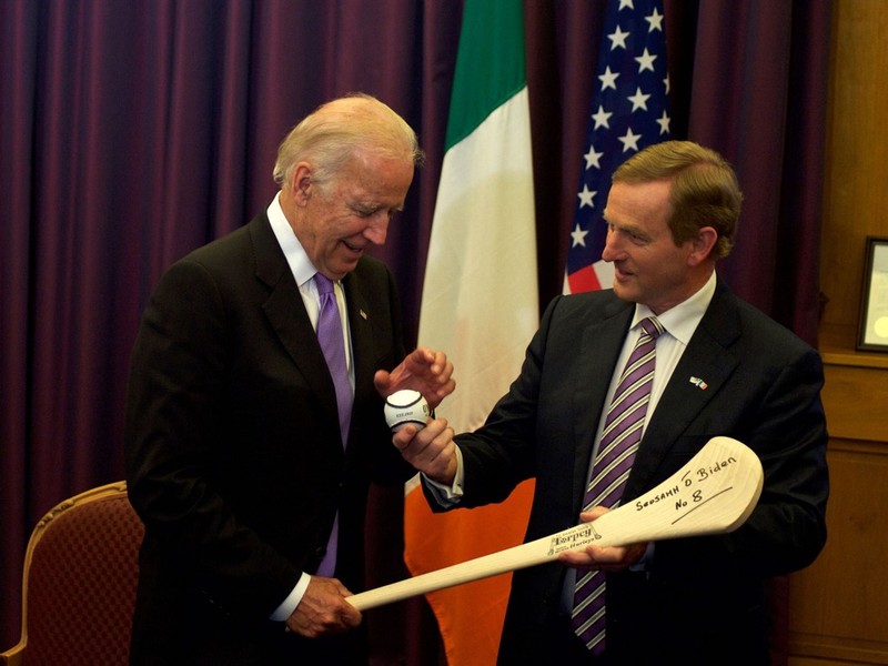 Ngày 21 tháng 6 năm 2016, Phó Tổng thống Mỹ khi đó là Joe Biden đã nhận được một món quà từ Thủ tướng Ireland, Nda Kenny: bóng chày và gậy bóng chày khi ông tới thăm nước này. Ngày 21 tháng 6 năm 2016, Phó Tổng thống Mỹ khi đó là Joe Biden đã nhận được một món quà từ Thủ tướng Ireland, Nda Kenny: bóng chày và gậy bóng chày khi ông tới thăm nước này.