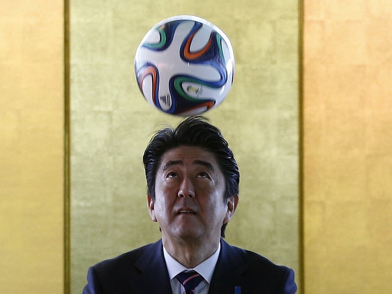 Ngày 1 tháng 8 năm 2014, Thủ tướng Nhật Bản Shinzo Abe, trong chuyến thăm các nước Trung và Nam Mỹ, đã đến Brazil điểm dừng chân cuối cùng của chuyến đi. Tại đây, ông Shinzo Abe đã nhận được món quà là quả bóng có chữ ký của ngôi sao bóng đá Brazil Zico. Ngày 1 tháng 8 năm 2014, Thủ tướng Nhật Bản Shinzo Abe, trong chuyến thăm các nước Trung và Nam Mỹ, đã đến Brazil điểm dừng chân cuối cùng của chuyến đi. Tại đây, ông Shinzo Abe đã nhận được món quà là quả bóng có chữ ký của ngôi sao bóng đá Brazil Zico.