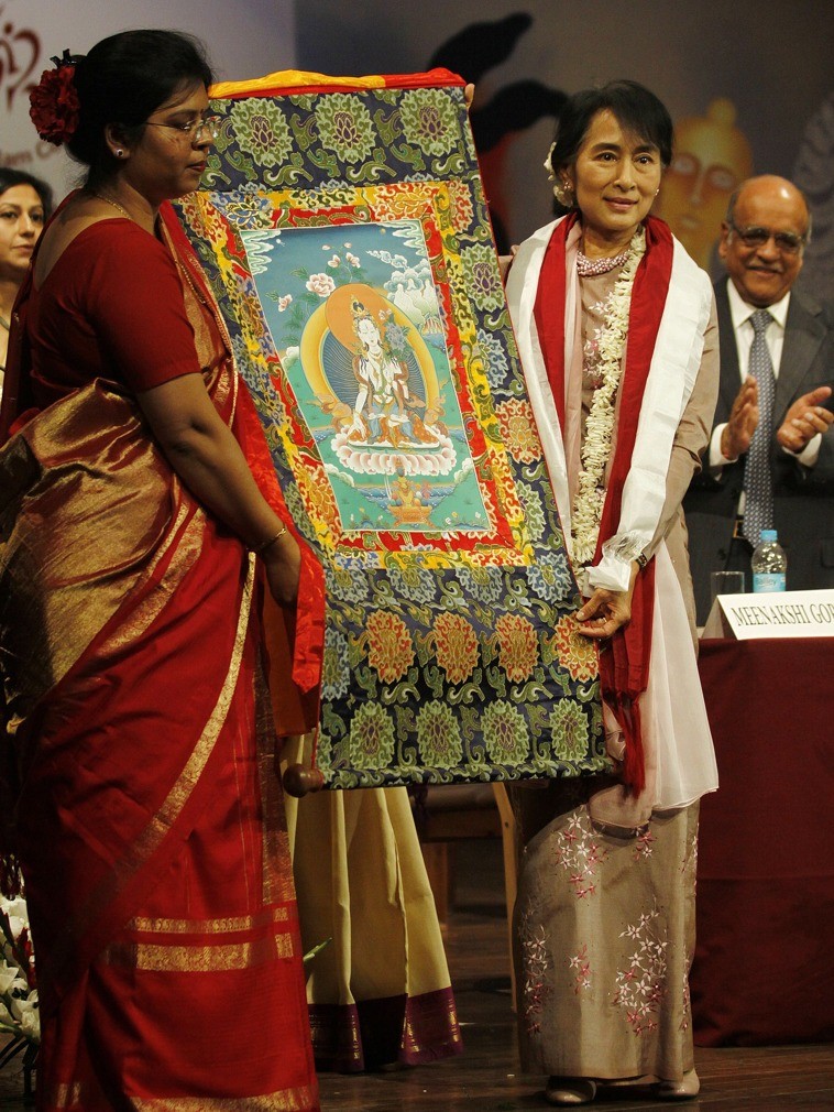 Ngày 16 tháng 11 năm 2012, bà Aung San Suu Kyi khi đó là nhà lãnh đạo phe đối lập Myanmar đã đến thăm Ấn Độ. Tại Trường Cao đẳng Phụ nữ Slyland, bà nhận được quà tặng là một tấm thảm Thangka. Ngày 16 tháng 11 năm 2012, bà Aung San Suu Kyi khi đó là nhà lãnh đạo phe đối lập Myanmar đã đến thăm Ấn Độ. Tại Trường Cao đẳng Phụ nữ Slyland, bà nhận được quà tặng là một tấm thảm Thangka.