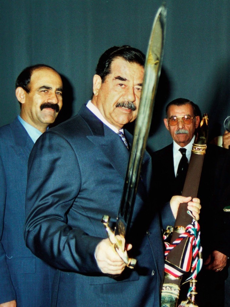 Ngày 17 tháng 10 năm 2002, ông Saddam Hussein, lúc đó là Tổng thống Iraq, trước khi tuyên thệ nhậm chức đã khoe thanh bảo kiếm mà ông được tặng. Ngày 17 tháng 10 năm 2002, ông Saddam Hussein, lúc đó là Tổng thống Iraq, trước khi tuyên thệ nhậm chức đã khoe thanh bảo kiếm mà ông được tặng.