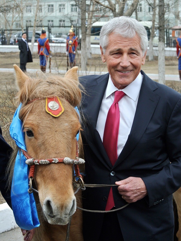 Ngày 10 tháng 4 năm 2014, ông Chuck Hagel, khi đó là Bộ trưởng Quốc phòng Hoa Kỳ, đã nhận món quà là con ngựa từ Bộ trưởng Quốc phòng Mông Cổ. Ngày 10 tháng 4 năm 2014, ông Chuck Hagel, khi đó là Bộ trưởng Quốc phòng Hoa Kỳ, đã nhận món quà là con ngựa từ Bộ trưởng Quốc phòng Mông Cổ.