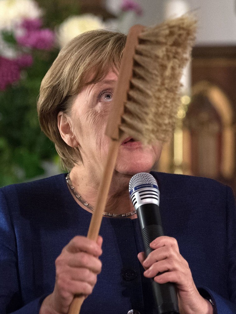 Ngày 8 tháng 11 năm 2017, Thủ tướng Đức Angela Merkel đã tham dự và đăng đàn phát biểu tại buổi Lễ diễn thuyết truyền thống hàng năm của Nhà thờ Oberlin ở Potsdam và nhận được một món quà kỳ lạ là một chiếc bàn chải. Ngày 8 tháng 11 năm 2017, Thủ tướng Đức Angela Merkel đã tham dự và đăng đàn phát biểu tại buổi Lễ diễn thuyết truyền thống hàng năm của Nhà thờ Oberlin ở Potsdam và nhận được một món quà kỳ lạ là một chiếc bàn chải.