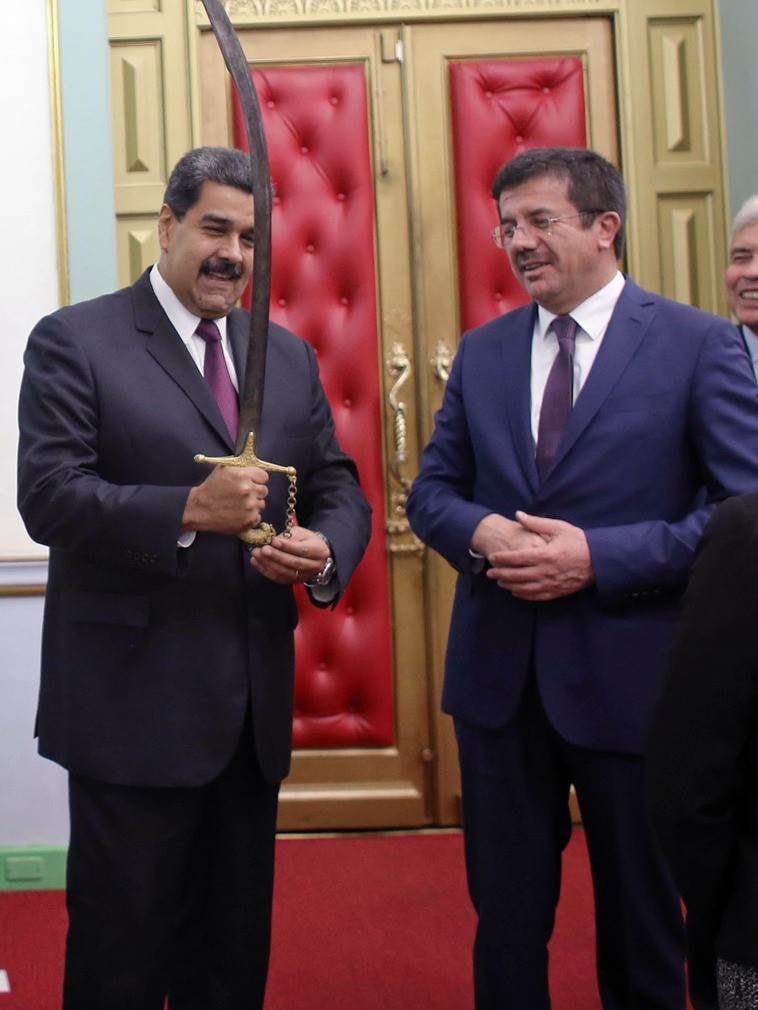 Ngày 23 tháng 1 năm 2018, ông Bộ trưởng Kinh tế Thổ Nhĩ Kỳ đã trao thanh kiếm tặng Tổng thống Venezuela Nicolás Maduro. Ngày 23 tháng 1 năm 2018, ông Bộ trưởng Kinh tế Thổ Nhĩ Kỳ đã trao thanh kiếm tặng Tổng thống Venezuela Nicolás Maduro.