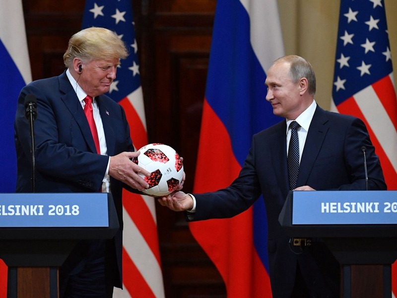 Ngày 16 tháng 7 năm 2018, Tổng thống Hoa Kỳ Donald Trump và Tổng thống Nga Putin đã tổ chức một cuộc họp báo chung tại Helsinki, Phần Lan. Tại đây, ông Putin đã tặng ông Trump quả bóng được sử dụng trong World Cup tại Nga. Ngày 16 tháng 7 năm 2018, Tổng thống Hoa Kỳ Donald Trump và Tổng thống Nga Putin đã tổ chức một cuộc họp báo chung tại Helsinki, Phần Lan. Tại đây, ông Putin đã tặng ông Trump quả bóng được sử dụng trong World Cup tại Nga.