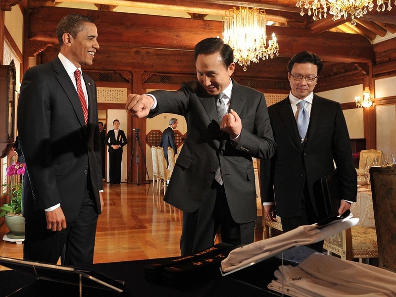 Ngày 19 tháng 11 năm 2009, ông Barack Obama, khi đó là tổng thống Hoa Kỳ khi tới thăm Hàn Quốc đã học các thế võ taekwondo từ Tổng thống Lee Myung-bak. Ông Lee Myung-bak đã tặng ông Obama một bộ võ phục Taekwondo và đai đen. Ngày 19 tháng 11 năm 2009, ông Barack Obama, khi đó là tổng thống Hoa Kỳ khi tới thăm Hàn Quốc đã học các thế võ taekwondo từ Tổng thống Lee Myung-bak. Ông Lee Myung-bak đã tặng ông Obama một bộ võ phục Taekwondo và đai đen.