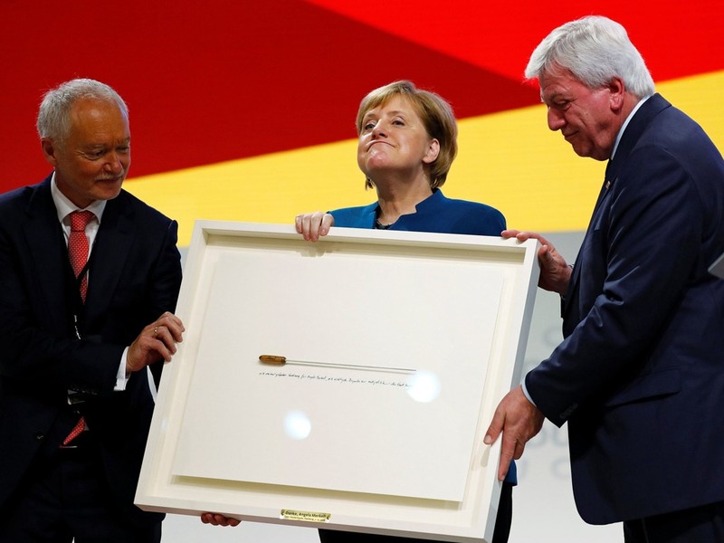 Ngày 7 tháng 12 năm 2018, tại Đại hội Đảng Dân chủ Thiên chúa giáo (CDU) ở Hamburg, Đức; các đảng viên đã trao cho Thủ tướng Đức Merkel chiếc gậy chỉ huy của nhạc trưởng nổi tiếng Kent Nagano như một món quà chia tay. Ngày 7 tháng 12 năm 2018, tại Đại hội Đảng Dân chủ Thiên chúa giáo (CDU) ở Hamburg, Đức; các đảng viên đã trao cho Thủ tướng Đức Merkel chiếc gậy chỉ huy của nhạc trưởng nổi tiếng Kent Nagano như một món quà chia tay.