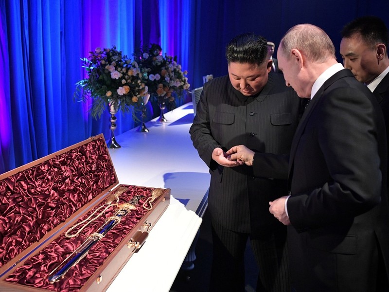 Ngày 25 tháng 4 năm 2019, sau khi Tổng thống Nga Vladimir Putin và nhà lãnh đạo Triều Tiên Kim Jong-un kết thúc cuộc hội đàm riêng tại Vladivostok. Tại tiệc chiêu đãi của Nga dành cho ông Kim Jong-un, hai ông đã trao đổi quà tặng. Ông Kim Jong-un tặng ông Putin một thanh bảo kiếm Triều Tiên. Ông Kim Jong-un nói: “Đây là món quà tôi đã chuẩn bị cho Ngài ... Nó đại diện cho sức mạnh hỗ trợ Ngài và linh hồn của tôi và nhân dân chúng tôi”. Ngày 25 tháng 4 năm 2019, sau khi Tổng thống Nga Vladimir Putin và nhà lãnh đạo Triều Tiên Kim Jong-un kết thúc cuộc hội đàm riêng tại Vladivostok. Tại tiệc chiêu đãi của Nga dành cho ông Kim Jong-un, hai ông đã trao đổi quà tặng. Ông Kim Jong-un tặng ông Putin một thanh bảo kiếm Triều Tiên. Ông Kim Jong-un nói: “Đây là món quà tôi đã chuẩn bị cho Ngài ... Nó đại diện cho sức mạnh hỗ trợ Ngài và linh hồn của tôi và nhân dân chúng tôi”.