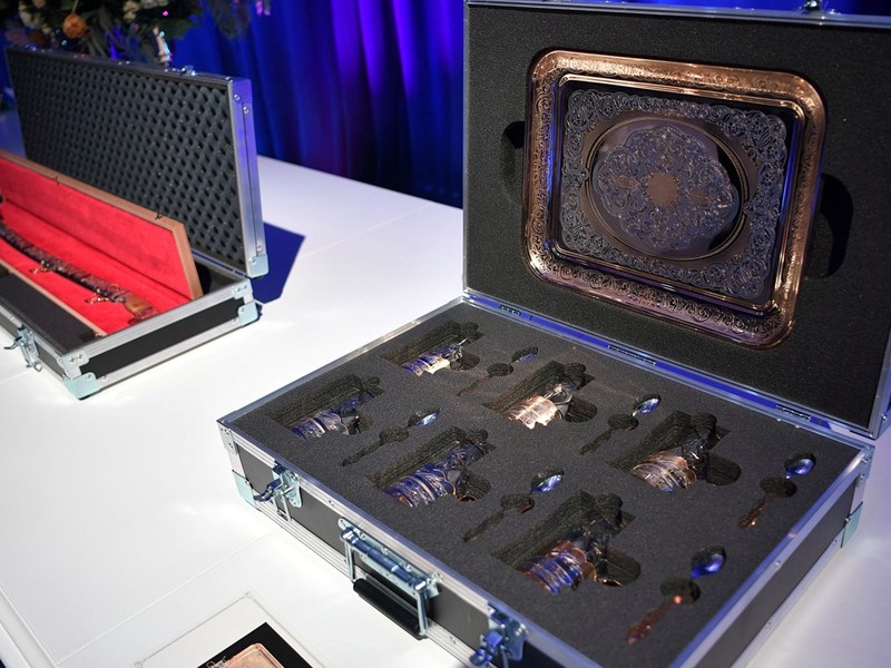 Sau đó, Tổng thống Putin cảm ơn nhà lãnh đạo Kim Jong-un và bắt tay ông. Ông cũng đã tặng lại một đồng xu cho ông Kim Jong-un theo truyền thống của Nga khi chấp nhận quà tặng là vũ khí. Ngoài đồng xu, ông Kim Jong-un còn nhận được món quà là bộ quân cờ và một bộ đồ trà bằng pha-lê từ ông Putin. Sau đó, Tổng thống Putin cảm ơn nhà lãnh đạo Kim Jong-un và bắt tay ông. Ông cũng đã tặng lại một đồng xu cho ông Kim Jong-un theo truyền thống của Nga khi chấp nhận quà tặng là vũ khí. Ngoài đồng xu, ông Kim Jong-un còn nhận được món quà là bộ quân cờ và một bộ đồ trà bằng pha-lê từ ông Putin.