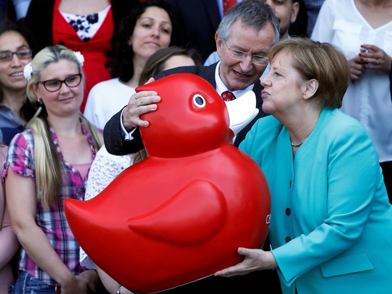 Ngày 23 tháng 5 năm 2019, Thủ tướng Đức Angela Merkel đã đến thăm công ty công nghệ sinh học Centogene ở Rostock, Đức và nhận được quà tặng là một con vịt đồ chơi. Ngày 23 tháng 5 năm 2019, Thủ tướng Đức Angela Merkel đã đến thăm công ty công nghệ sinh học Centogene ở Rostock, Đức và nhận được quà tặng là một con vịt đồ chơi.