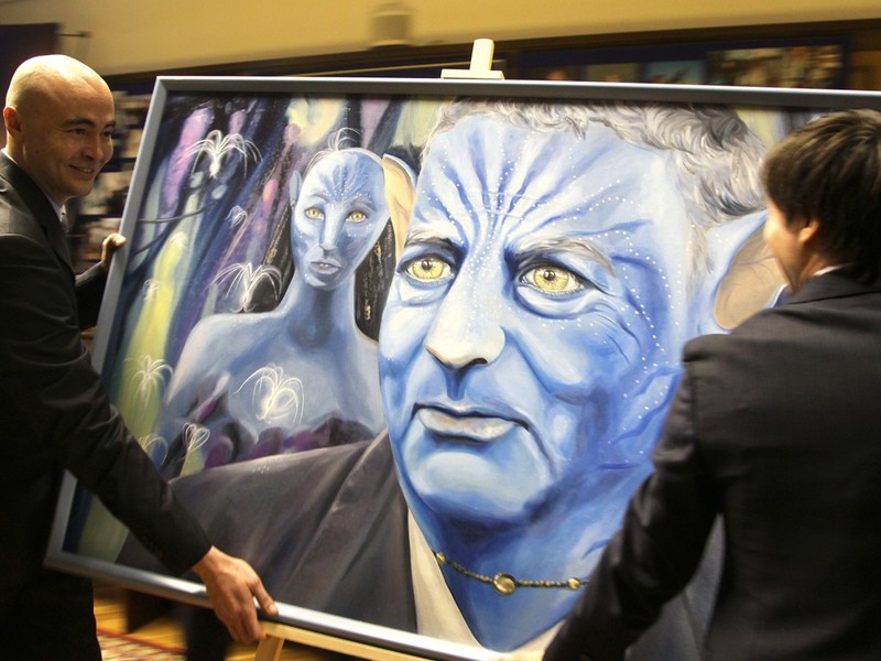 Ngày 25 tháng 4 năm 2011, ông Vladimir Zhirinovsky, chủ tịch đảng Dân chủ Tự do Nga, đã nhận được món quà sinh nhật 65 tuổi là một bức chân dung. Trong bức tranh, ông trở thành nhân vật trong bộ phim khoa học viễn tưởng nổi tiếng “Avatar” Ngày 25 tháng 4 năm 2011, ông Vladimir Zhirinovsky, chủ tịch đảng Dân chủ Tự do Nga, đã nhận được món quà sinh nhật 65 tuổi là một bức chân dung. Trong bức tranh, ông trở thành nhân vật trong bộ phim khoa học viễn tưởng nổi tiếng “Avatar”