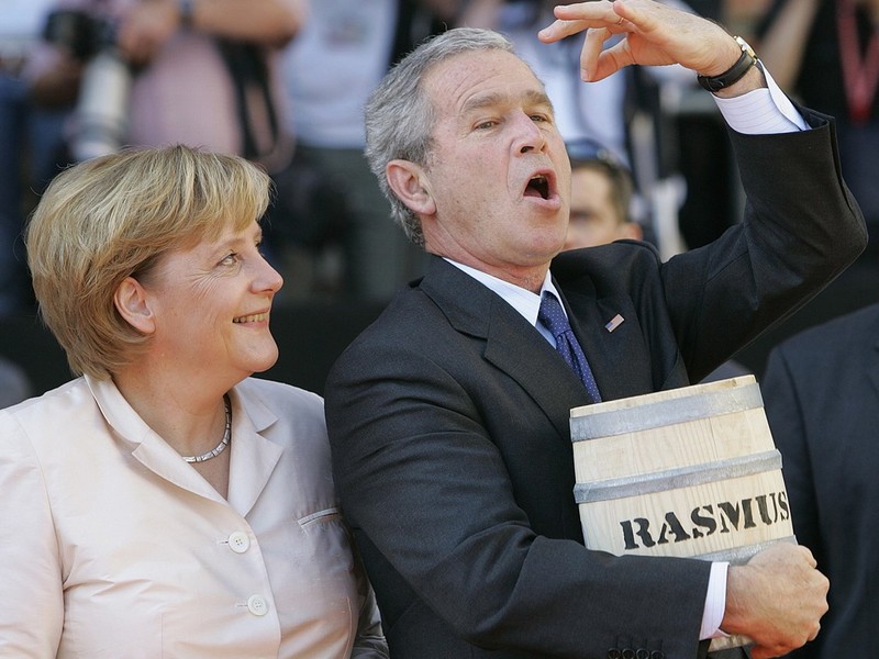 Ngày 14 tháng 7 năm 2006, Tổng thống Hoa Kỳ lúc bấy giờ là George W. Bush và phu nhân Laura Welch Bush đã đến thăm bang Mecklenburg-Vorpommern của Đức. Tại đây, ông Bush đã nhận được một món quà là Thùng cá xanh. Ngày 14 tháng 7 năm 2006, Tổng thống Hoa Kỳ lúc bấy giờ là George W. Bush và phu nhân Laura Welch Bush đã đến thăm bang Mecklenburg-Vorpommern của Đức. Tại đây, ông Bush đã nhận được một món quà là Thùng cá xanh.