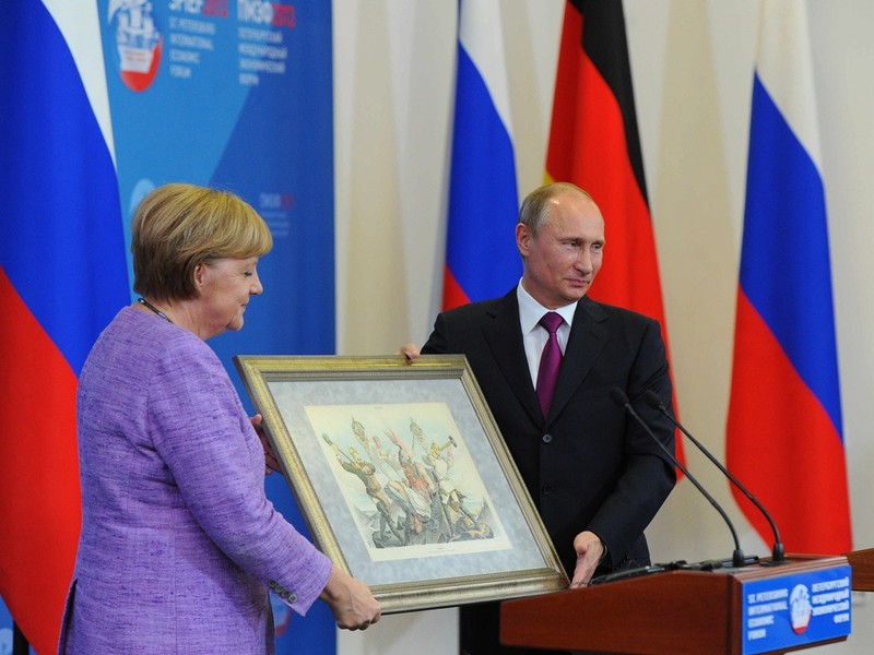 Ngày 21 tháng 6 năm 2013, Thủ tướng Đức Angela Merkel đến Nga để tham gia Diễn đàn kinh tế quốc tế St. Petersburg. Tại đây, bà nhận món quà tặng là một bức tranh thạch bản từ Tổng thống Nga Vladimir Putin. Ngày 21 tháng 6 năm 2013, Thủ tướng Đức Angela Merkel đến Nga để tham gia Diễn đàn kinh tế quốc tế St. Petersburg. Tại đây, bà nhận món quà tặng là một bức tranh thạch bản từ Tổng thống Nga Vladimir Putin.