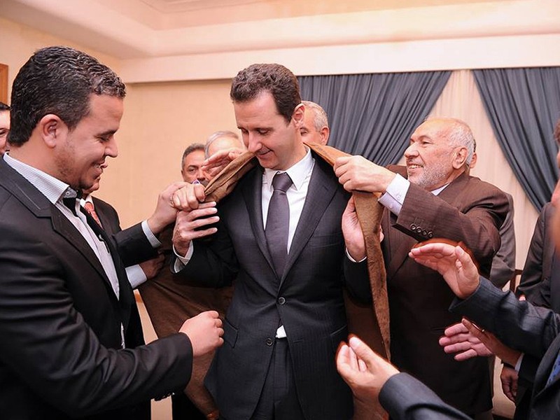 Ngày 6 tháng 11 năm 2013, một phái đoàn Algeria đã đến thăm Syria và đích thân khoác lên người Tổng thống Syria Bashar Assad một chiếc áo choàng da quý. Đây chính là món quà của phái đoàn tặng Tổng thống Assad. Ngày 6 tháng 11 năm 2013, một phái đoàn Algeria đã đến thăm Syria và đích thân khoác lên người Tổng thống Syria Bashar Assad một chiếc áo choàng da quý. Đây chính là món quà của phái đoàn tặng Tổng thống Assad.