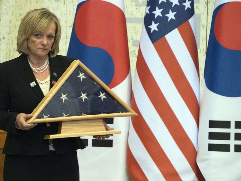 Vào chiều ngày 25 tháng 4 năm 2014, tại Seoul, Hàn Quốc một quan chức Hoa Kỳ đang ôm trên tay lá quốc kỳ Hợp chúng quốc Hoa Kỳ từng được treo rủ tại Nhà Trắng để tang các nạn nhân vào ngày chiếc phà biển Sewol của Hàn Quốc bị đắm. Lá cờ này được dùng làm món quà tặng cho Tổng thống Hàn Quốc Park Geun-hye trong cuộc hội đàm giữa hai nguyên thủ quốc gia. Vào chiều ngày 25 tháng 4 năm 2014, tại Seoul, Hàn Quốc một quan chức Hoa Kỳ đang ôm trên tay lá quốc kỳ Hợp chúng quốc Hoa Kỳ từng được treo rủ tại Nhà Trắng để tang các nạn nhân vào ngày chiếc phà biển Sewol của Hàn Quốc bị đắm. Lá cờ này được dùng làm món quà tặng cho Tổng thống Hàn Quốc Park Geun-hye trong cuộc hội đàm giữa hai nguyên thủ quốc gia.