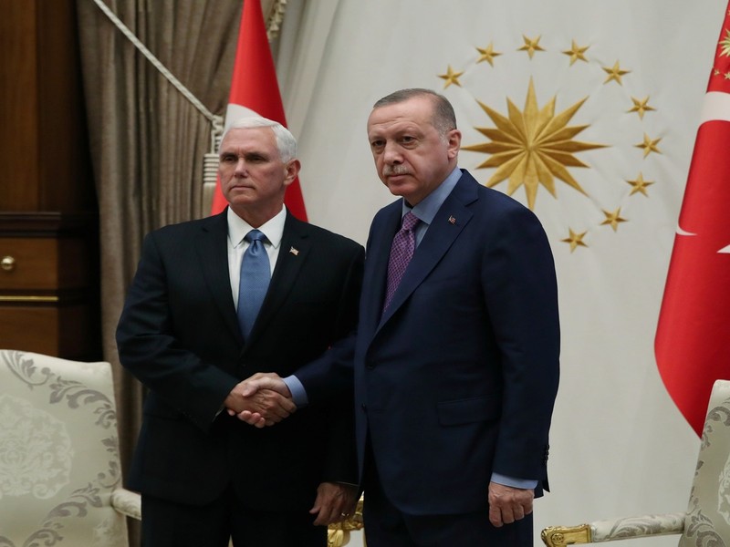 Hai ông Mike Pence và Recep Tayyip Erdogan bắt tay nhau nhưng rất lạnh lùng Hai ông Mike Pence và Recep Tayyip Erdogan bắt tay nhau nhưng rất lạnh lùng