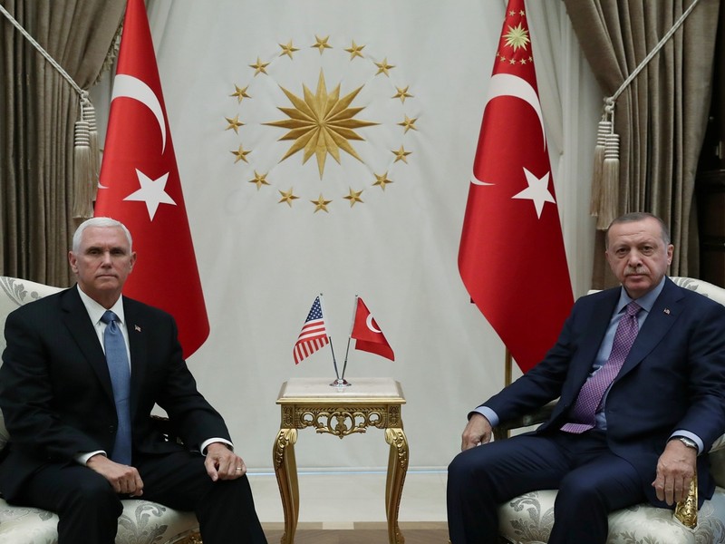 Ông Erdogan tiếp ông Mike Pence mà không có quốc kỳ Mỹ lớn bên cạnh quốc kỳ Thổ Nhĩ Kỳ ở phía sau Ông Erdogan tiếp ông Mike Pence mà không có quốc kỳ Mỹ lớn bên cạnh quốc kỳ Thổ Nhĩ Kỳ ở phía sau