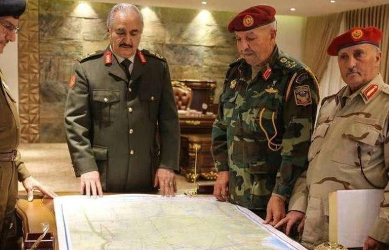 Ông Khalifa Belqasim Haftar (người không đội mũ) cùng các tướng lĩnh chỉ huy LNA