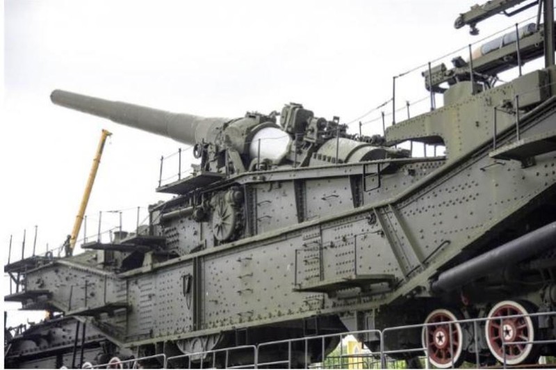 Pháo khổng lồ TM-3-12 cỡ nòng 305mm di chuyển trên đường ray xe lửa của Liên Xô Pháo khổng lồ TM-3-12 cỡ nòng 305mm di chuyển trên đường ray xe lửa của Liên Xô