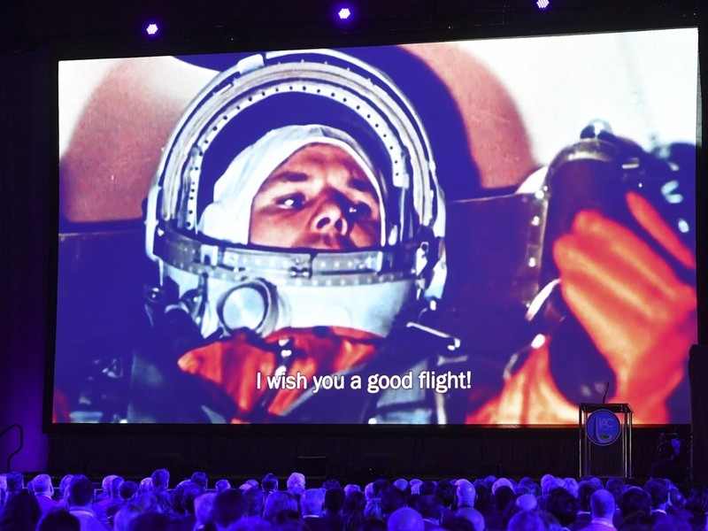 Các đại biểu tưởng niệm Yuri Gagarin, nhà du hành vũ trụ đầu tiên của Trái Đất Các đại biểu tưởng niệm Yuri Gagarin, nhà du hành vũ trụ đầu tiên của Trái Đất