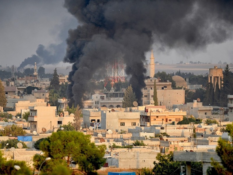 Quân đội Thổ Nhĩ Kỳ oanh kích một thị trấn ở miền Bắc Syria trong cuộc tiến công ngày 14/10 Quân đội Thổ Nhĩ Kỳ oanh kích một thị trấn ở miền Bắc Syria trong cuộc tiến công ngày 14/10