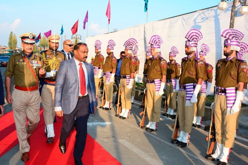 Ông Trưởng quan Vùng lãnh thổ trực thuộc trung ương duyệt đội danh dự trong lễ nhận chức