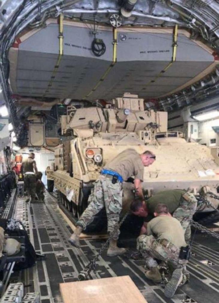 Các đơn vị Vệ binh quốc gia được không vận từ Mỹ tới Kuwait để vào Syria.