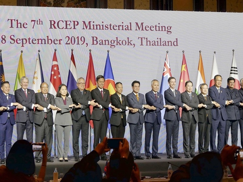Hội nghị Thượng đỉnh RCEP do Trung Quốc hậu thuẫn tại Bangkok hôm 4/11 đã không ký được Hiệp định do Ấn Độ bất ngờ rút ra vào phút chót. Hội nghị Thượng đỉnh RCEP do Trung Quốc hậu thuẫn tại Bangkok hôm 4/11 đã không ký được Hiệp định do Ấn Độ bất ngờ rút ra vào phút chót.