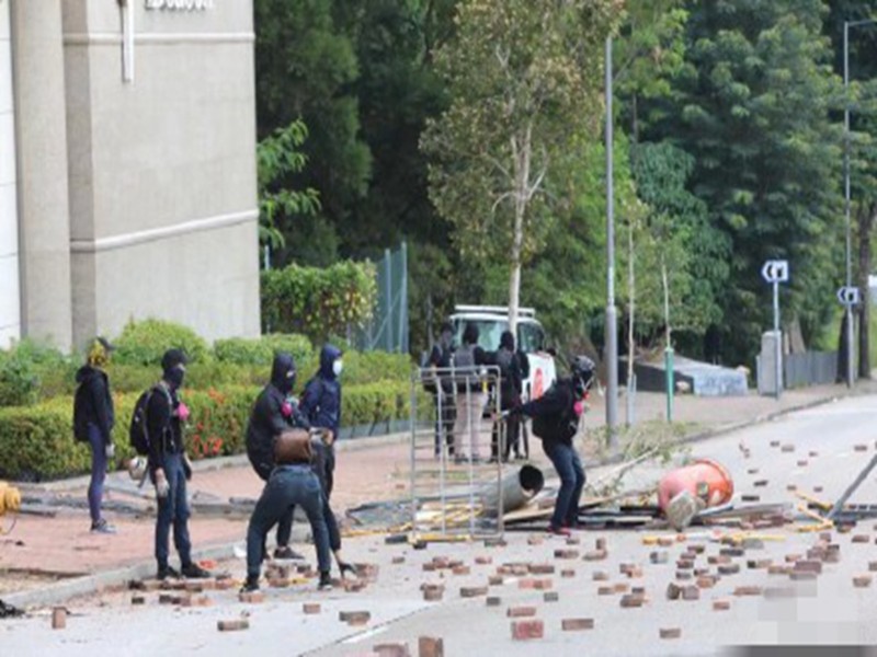 Sinh viên lập chướng ngại vật bên trong khuôn viên Đại học Trung văn Hồng Kông.