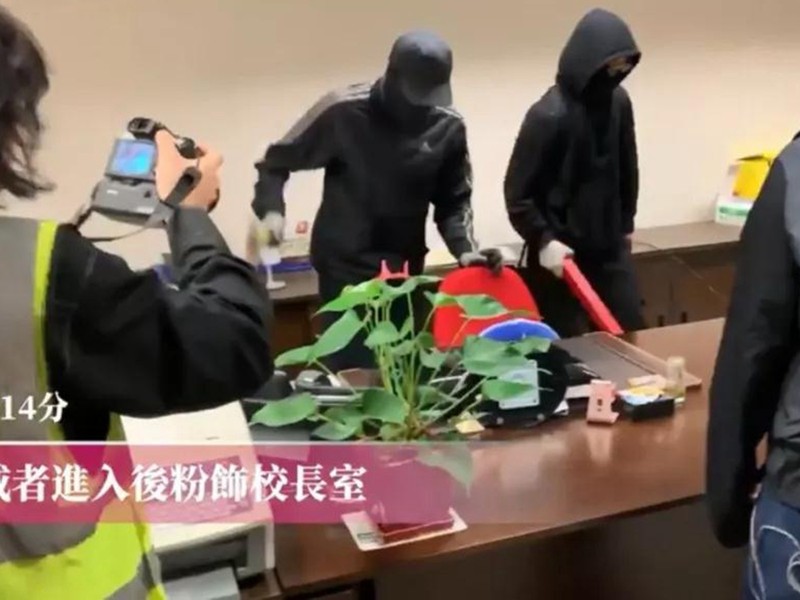 Người biểu tình quá khích đập phá văn phòng trường Đại học Trung văn Hồng Kông.