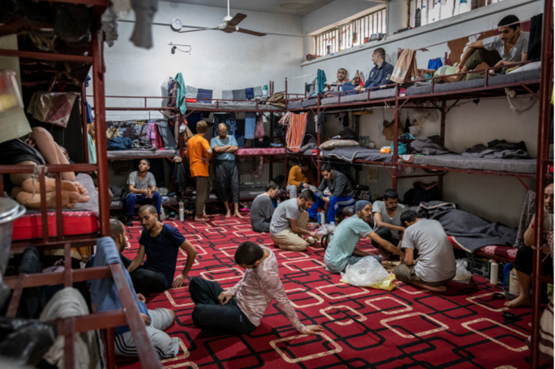 Các thành viên IS bị giam giữ trong một trại tạm giam của người Kurd. Các thành viên IS bị giam giữ trong một trại tạm giam của người Kurd.