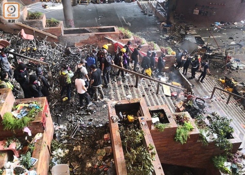 Khuôn viên các trường đại học đã trở thành căn cứ cố thủ của những người biểu tình. Khuôn viên các trường đại học đã trở thành căn cứ cố thủ của những người biểu tình.