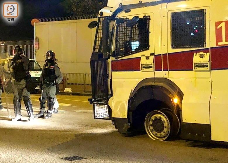 Xe của cảnh sát bị người biểu tình phá hỏng.