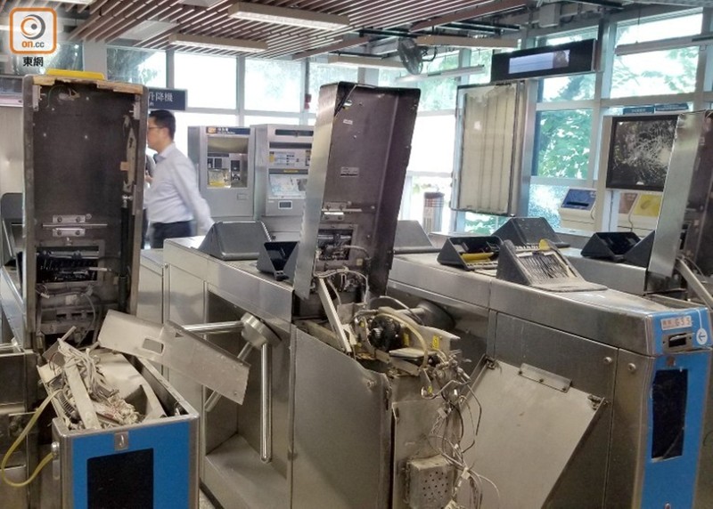 Ga tàu điện ở cổng trường Đại học Khoa học tự nhiên bị đập phá Ga tàu điện ở cổng trường Đại học Khoa học tự nhiên bị đập phá