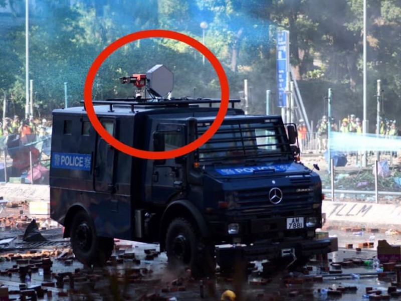 Pháo thanh ba Sonic Gun đặt trên xe bọc thép trong sân trường Đại học Thành thị chiều 17/11.