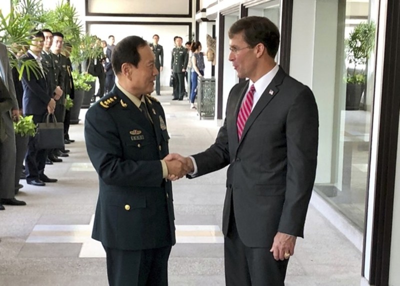 Bộ trưởng Quốc phòng Mỹ và Trung Quốc gặp nhau tại Bangkok hôm 18/11. Bộ trưởng Quốc phòng Mỹ và Trung Quốc gặp nhau tại Bangkok hôm 18/11.