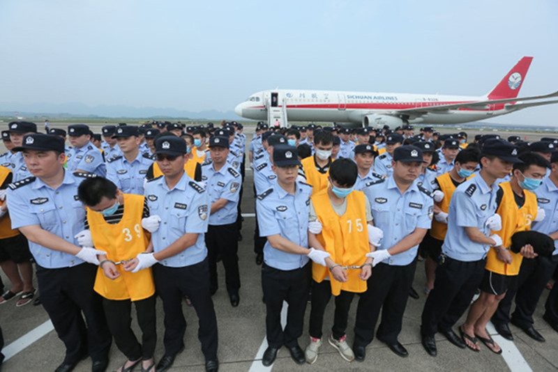 Các tội phạm lừa đảo qua mạng bị bắt ở Campuchia được dẫn giải về Tứ Xuyên. Các tội phạm lừa đảo qua mạng bị bắt ở Campuchia được dẫn giải về Tứ Xuyên.