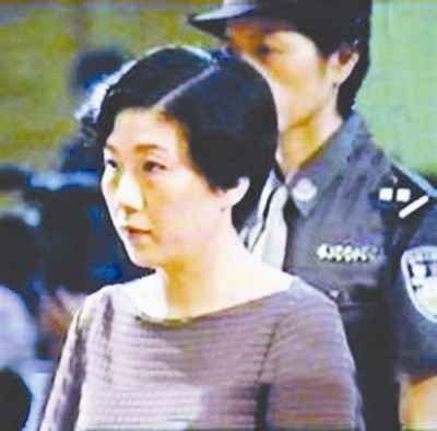 La Á Bình, nữ Cục trưởng Tài nguyên đất đai lên giường với cả cấp trên lẫn thuộc cấp. La Á Bình, nữ Cục trưởng Tài nguyên đất đai lên giường với cả cấp trên lẫn thuộc cấp.