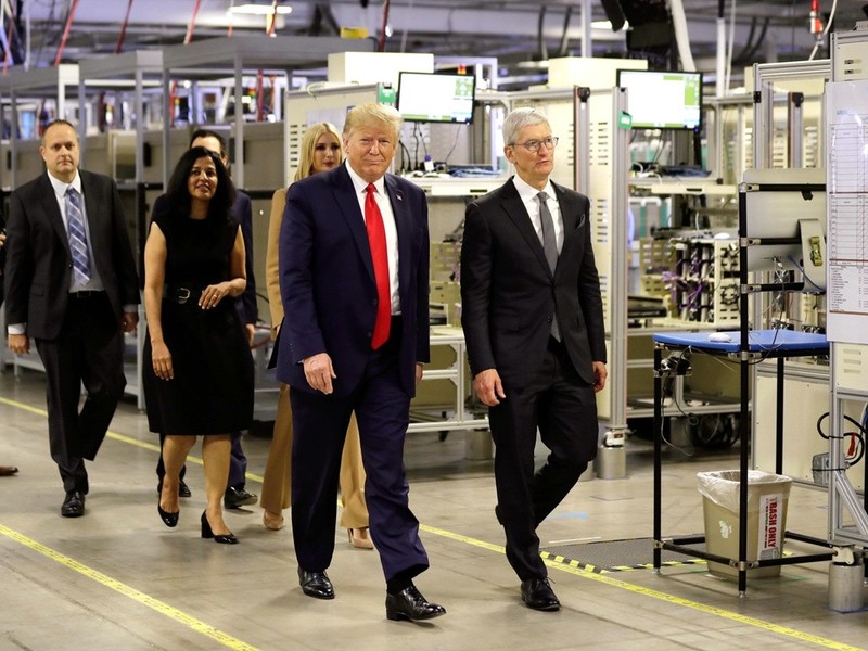 Ông Trump thăm nhà máy của Công ty Apple hôm 20/11, phát biểu cho rằng Trung Quốc chưa nhượng bộ đến mức ông mong muốn. Ông Trump thăm nhà máy của Công ty Apple hôm 20/11, phát biểu cho rằng Trung Quốc chưa nhượng bộ đến mức ông mong muốn.