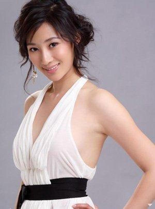 Người đẹp Hứa Thu Lâm mặc dù đã có chồng và 4 con vẫn khiến hai ông bí thư thành ủy mê mệt.