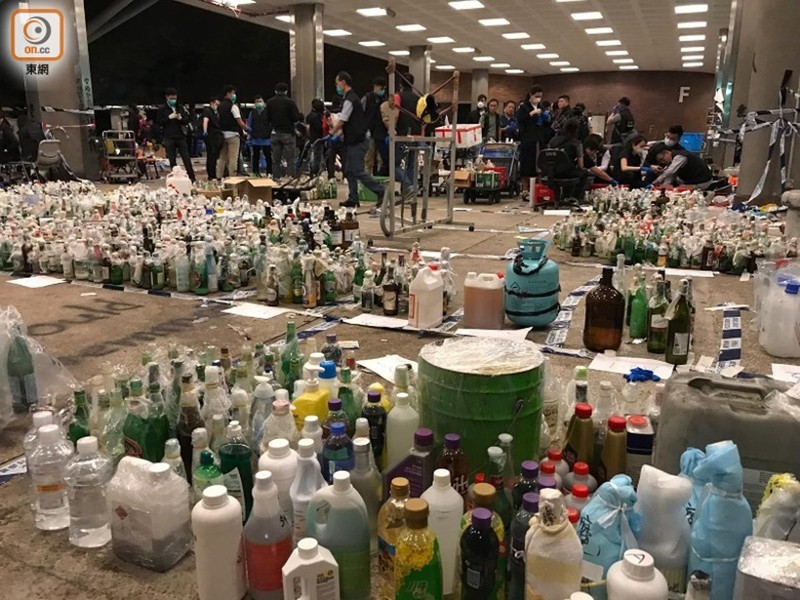 Gần 4 ngàn chai cháy cùng nhiều hóa chất, vật phẩm nguy hiểm được cảnh sát tìm thấy bên trong khuôn viên Đại học Bách Khoa Hồng Kông. Gần 4 ngàn chai cháy cùng nhiều hóa chất, vật phẩm nguy hiểm được cảnh sát tìm thấy bên trong khuôn viên Đại học Bách Khoa Hồng Kông.