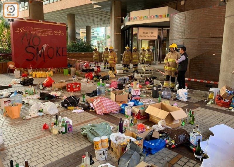 Nơi người biểu tình tự chế các vũ khí chống trả cảnh sát bên trong Đại học Bách Khoa Hồng Kông. Nơi người biểu tình tự chế các vũ khí chống trả cảnh sát bên trong Đại học Bách Khoa Hồng Kông.