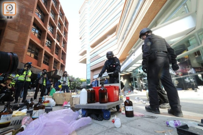 Cảnh sát thu gom các vật liệu nguy hiểm trong khuôn viên Đại học Bách Khoa hôm 28/11. Cảnh sát thu gom các vật liệu nguy hiểm trong khuôn viên Đại học Bách Khoa hôm 28/11.