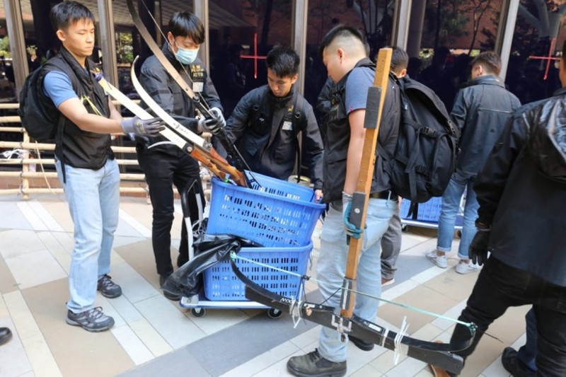 Cung nỏ và vũ khí của người biểu tình trong Đại học Bách Khoa bị thu giữ. Cung nỏ và vũ khí của người biểu tình trong Đại học Bách Khoa bị thu giữ.
