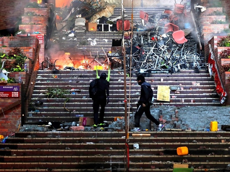 Lối vào Đại học Bách Khoa Hồng Kông bị những người biểu tình chặn lại. Lối vào Đại học Bách Khoa Hồng Kông bị những người biểu tình chặn lại.