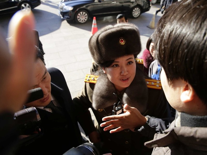 Đại tá Hyon Song-wol, Ủy viên Trung ương Đảng Lao động Triều Tiên, Trưởng đoàn ban nhạc Moranbong. Đại tá Hyon Song-wol, Ủy viên Trung ương Đảng Lao động Triều Tiên, Trưởng đoàn ban nhạc Moranbong.